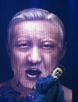 陈奕迅新舞台买亿万保险 长沙惊悚老年妆开唱_4