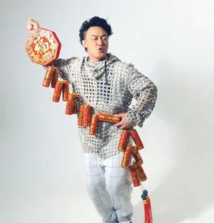 陈奕迅新年贺岁写真图片 搞怪俏皮贺新春