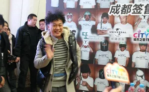 陈奕迅成都签售会现场照 众多粉丝到场支持