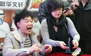 陈奕迅成都签售会现场照 众多粉丝到场支持_4