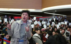 陈奕迅成都签售会现场照 众多粉丝到场支持_5