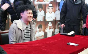 陈奕迅成都签售会现场照 众多粉丝到场支持_6