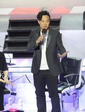 陈奕迅录制中国最强音 惨遭疯狂歌迷强吻