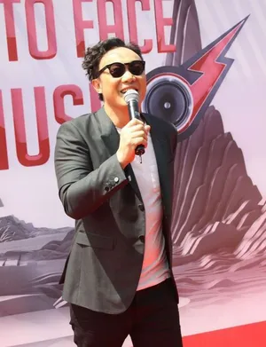 陈奕迅录制中国最强音 惨遭疯狂歌迷强吻_2
