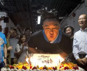陈奕迅演唱会庆39岁生日图片 周迅素颜捧场