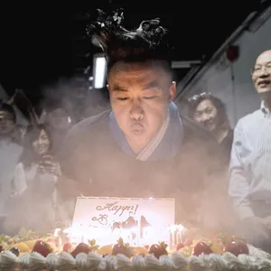 陈奕迅演唱会庆39岁生日图片 周迅素颜捧场