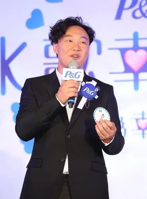 陈奕迅来台出席活动 与童星乔乔比鬼脸