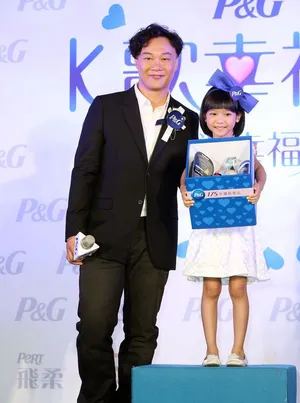 陈奕迅来台出席活动 与童星乔乔比鬼脸