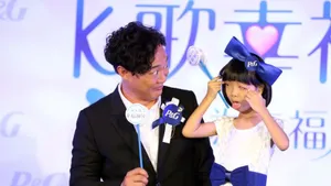 陈奕迅来台出席活动 与童星乔乔比鬼脸_3