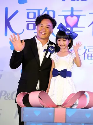 陈奕迅来台出席活动 与童星乔乔比鬼脸_5