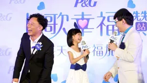 陈奕迅来台出席活动 与童星乔乔比鬼脸_6