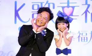 陈奕迅来台出席活动 与童星乔乔比鬼脸_10
