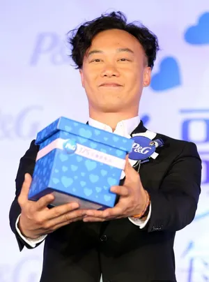 陈奕迅来台出席活动 与童星乔乔比鬼脸_11