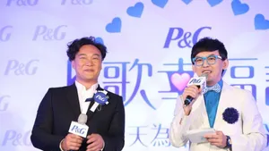 陈奕迅来台出席活动 与童星乔乔比鬼脸_13