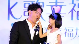 陈奕迅来台出席活动 与童星乔乔比鬼脸_20