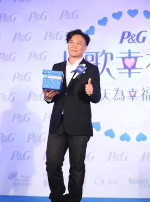 陈奕迅来台出席活动 与童星乔乔比鬼脸_23