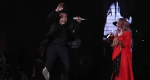 陈奕迅强吻张惠妹 演唱会粉丝热情高涨阵阵尖叫