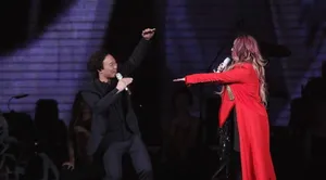 陈奕迅强吻张惠妹 演唱会粉丝热情高涨阵阵尖叫_2