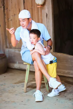 《爸爸去哪了5》陈小春父子温情图片_1