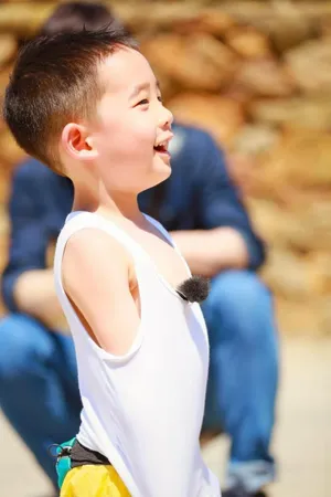 《爸爸去哪了5》陈小春父子温情图片_2