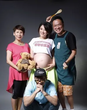 陈小春应采儿产前纪念照 鬼马精灵准父母_2