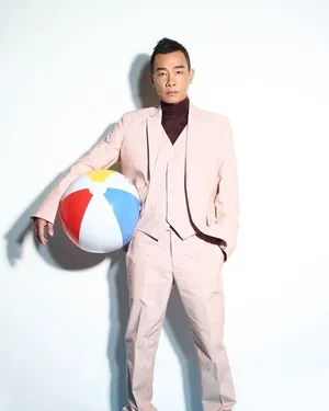 陈小春初春时尚运动图片 鬼马造型展童真_3