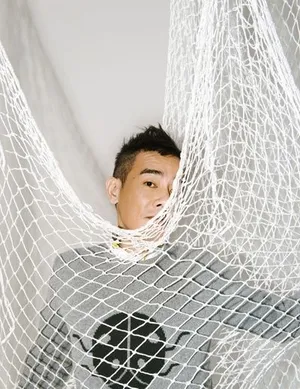陈小春愚人写真图片 大展鬼马搞笑本色