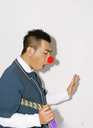 陈小春愚人写真图片 大展鬼马搞笑本色_3