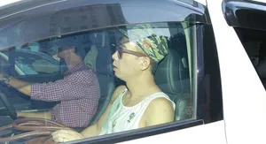 陈小春接爱妻出院 应采儿谈儿子心情好