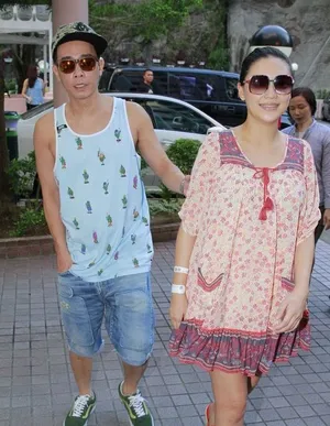 陈小春接爱妻出院 应采儿谈儿子心情好_7