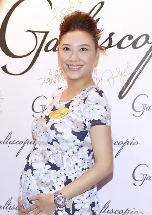 应采儿挺大肚亮相 笑称陈小春老来得子