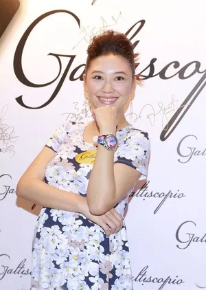 应采儿挺大肚亮相 笑称陈小春老来得子_2