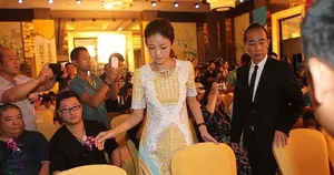 安以轩陈小春亮相引骚动 亲密耳语显暧昧