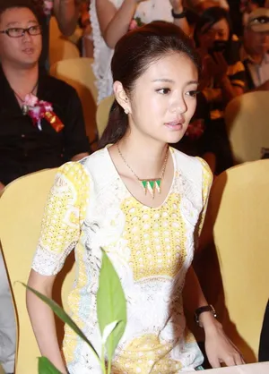 安以轩陈小春亮相引骚动 亲密耳语显暧昧_2