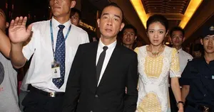 安以轩陈小春亮相引骚动 亲密耳语显暧昧_5
