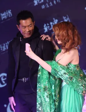 网模歪歪半裸贴身引诱古天乐 惨遭制止引尴尬_2