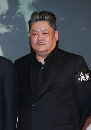 毒战香港举行发布会 古天乐露臂肌