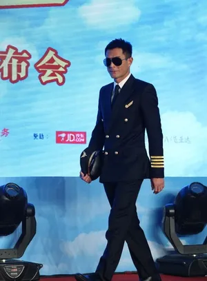 张智霖古天乐机长制服现身 帅气保镖引尖叫