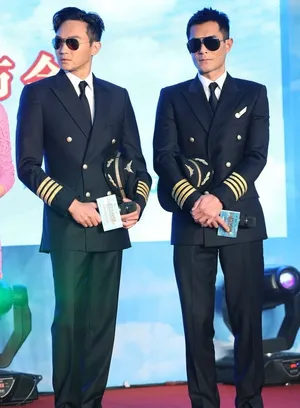 张智霖古天乐机长制服现身 帅气保镖引尖叫_2