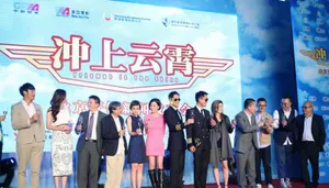张智霖古天乐机长制服现身 帅气保镖引尖叫_6