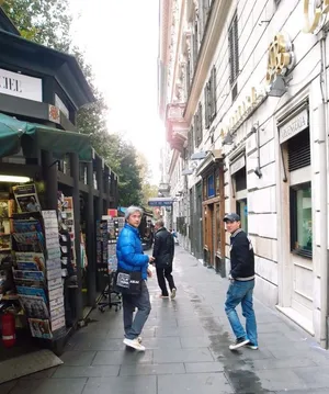古天乐罗马街头随拍 出动私家昂贵相机玩摄影_2