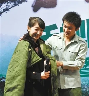 刘德华范冰冰古天乐 盘点明星着军大衣的片场靓照_18