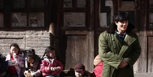 刘德华范冰冰古天乐 盘点明星着军大衣的片场靓照_19