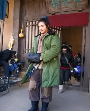 刘德华范冰冰古天乐 盘点明星着军大衣的片场靓照_21