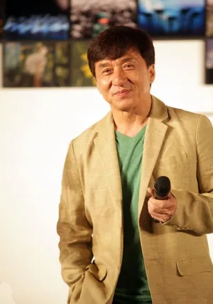 成龙出席活动 现场与美女主持人互动 大显平易近人_1
