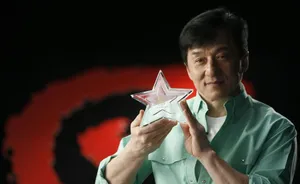成龙出席活动 现场与美女主持人互动 大显平易近人_1