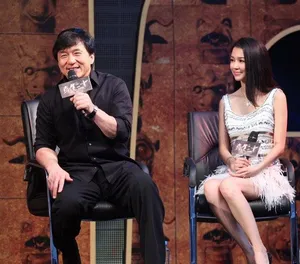 成龙开跑车登台 携龙女郎宣传新片