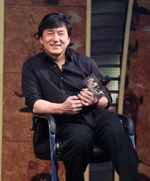 成龙开跑车登台 携龙女郎宣传新片_4