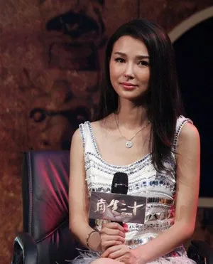 成龙开跑车登台 携龙女郎宣传新片_6