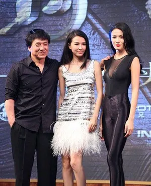 成龙开跑车登台 携龙女郎宣传新片_8